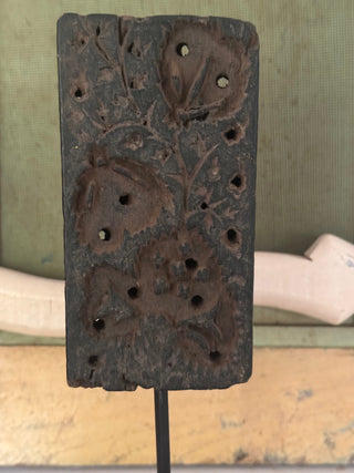 SanDahlia beelden Houten textiel stempel groen op standaard Houten textiel stempel groen op standaard