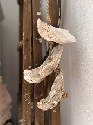 SanDahlia schelpen Schelpenhanger met XL oester schelpen en dikke touw Schelpenhanger met XL oester schelpen en dikke touw