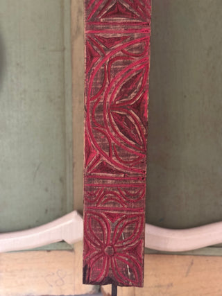 SanDahlia ornament Oud houten ornament op standaard roze Oud houten ornament op standaard roze