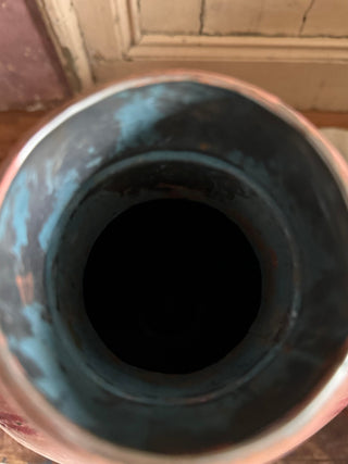 SanDahlia vaas Vintage oude indiase metalen vaas met bloemen schilderij Vintage oude indiase metalen vaas met bloemen schilderij