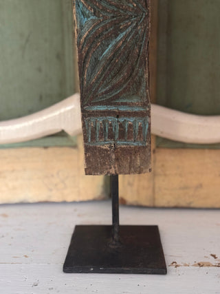 SanDahlia ornament Oud houten ornament op standaard blauw Oud houten ornament op standaard blauw