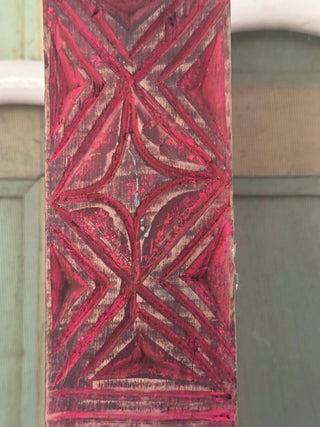 SanDahlia ornament Oud houten ornament op standaard roze Oud houten ornament op standaard roze