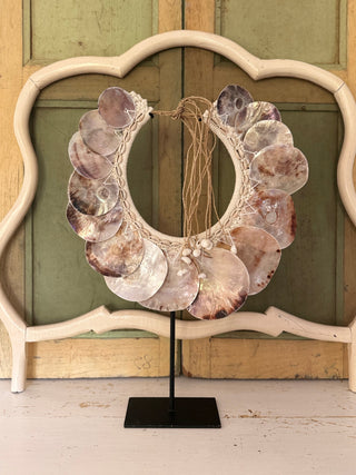 SanDahlia beelden Schelpenketting op standaard Schelpenketting op standaard