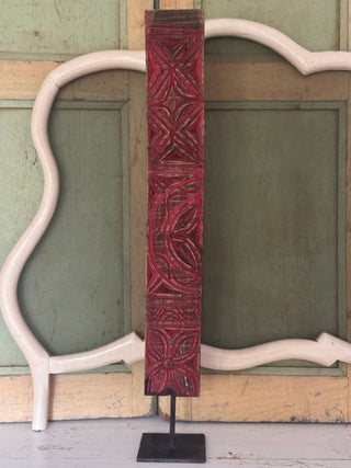 SanDahlia ornament Oud houten ornament op standaard roze Oud houten ornament op standaard roze