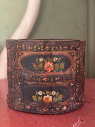 SanDahlia vazen potten & mandjes Handbeschilderd houten potje India zwart rood Handbeschilderd houten potje India zwart rood