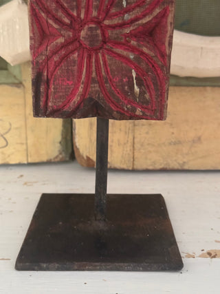 SanDahlia ornament Oud houten ornament op standaard roze Oud houten ornament op standaard roze