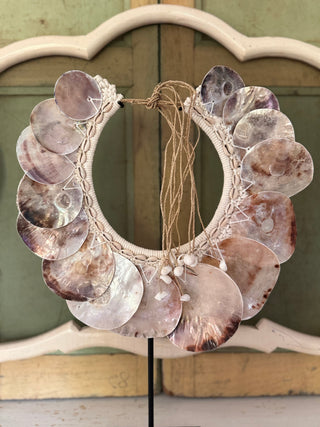 SanDahlia beelden Schelpenketting op standaard Schelpenketting op standaard