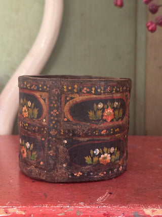 SanDahlia vazen potten & mandjes Handbeschilderd houten potje India zwart rood Handbeschilderd houten potje India zwart rood