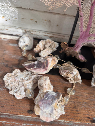 SanDahlia schelpen Schelpenhanger met oester schelpen en glasparels Schelpenhanger met oester schelpen en glasparels