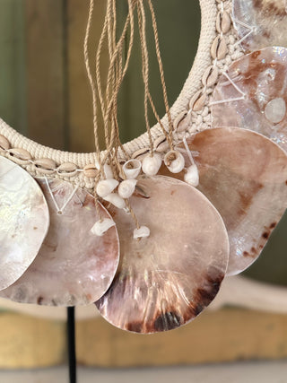 SanDahlia beelden Schelpenketting op standaard Schelpenketting op standaard