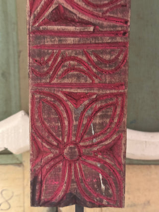 SanDahlia ornament Oud houten ornament op standaard roze Oud houten ornament op standaard roze