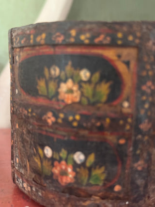 SanDahlia vazen potten & mandjes Handbeschilderd houten potje India zwart rood Handbeschilderd houten potje India zwart rood