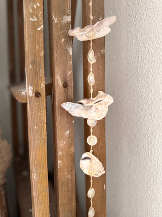 SanDahlia schelpen Schelpenhanger met oester schelpen en glasparels Schelpenhanger met oester schelpen en glasparels