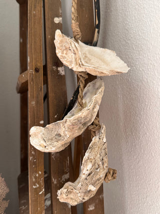 SanDahlia schelpen Schelpenhanger met XL oester schelpen en dikke touw Schelpenhanger met XL oester schelpen en dikke touw