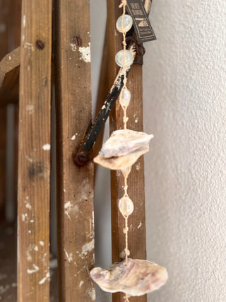SanDahlia schelpen Schelpenhanger met oester schelpen en glasparels Schelpenhanger met oester schelpen en glasparels