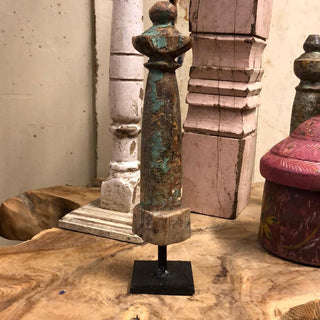 SanDahlia beelden Klein vintage houten pilaar op standaard