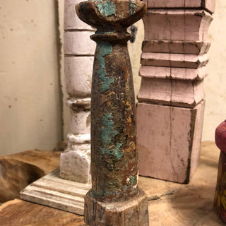 SanDahlia beelden Klein vintage houten pilaar op standaard