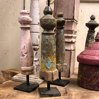 SanDahlia beelden Klein vintage houten pilaar op standaard