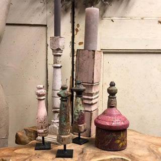 SanDahlia beelden Klein vintage houten pilaar op standaard