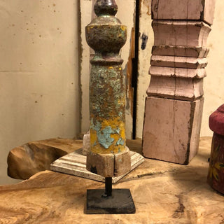 SanDahlia beelden Klein vintage houten pilaar op standaard