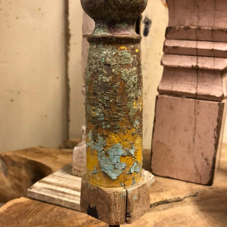 SanDahlia beelden Klein vintage houten pilaar op standaard