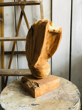 SanDahlia beelden Houten schelp op voet