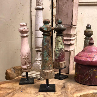 SanDahlia beelden Klein vintage houten pilaar op standaard