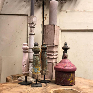 SanDahlia beelden Klein vintage houten pilaar op standaard