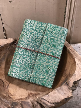 SanDahlia boeken Vintage boek met zijde cover en hangeschept papier