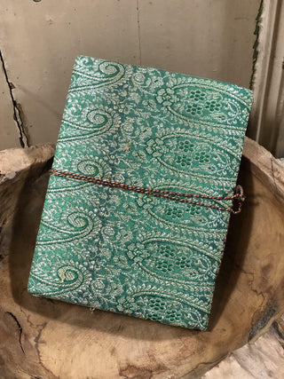 SanDahlia boeken Vintage boek met zijde cover en hangeschept papier