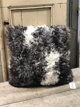 SanDahlia vachten & textiel Kussen van schapenvacht krul