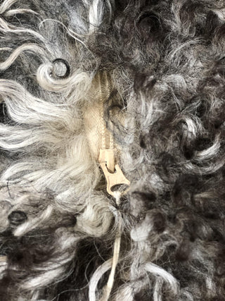 SanDahlia vachten & textiel Kussen van schapenvacht krul