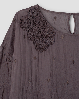SanDahlia jurk Ewa i Walla dress embroidered organdie Jolanta 55935 AW25 peppercorn Ewa i Walla dress embroidered organdie Jolanta 55935 AW25 peppercorn